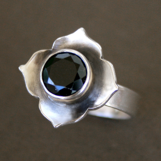 Bague à fleurs en cristal sombre vintage