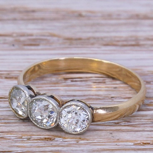Bague vintage en or avec trois verres
