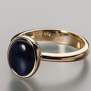 Bague dorée en verre foncé