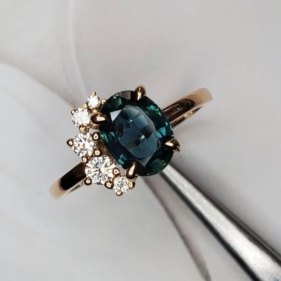 Bague vintage avec cristal bleu et zirconium