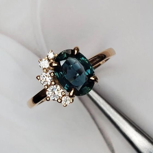 Bague vintage avec cristal bleu et zirconium