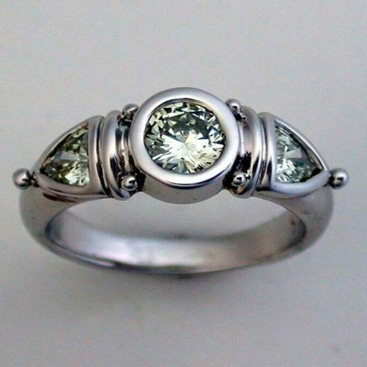 Bague avec cristal vert en argent vintage