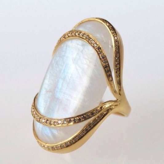 Bague avec pierre blanche en or vintage