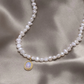 Collier Éblouissant en Perles et Pierre de Lune Dorée